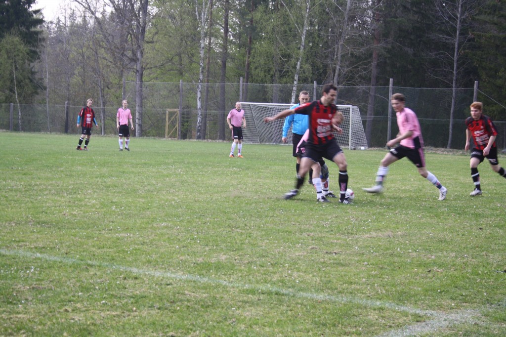 Jens i kamp om bollen