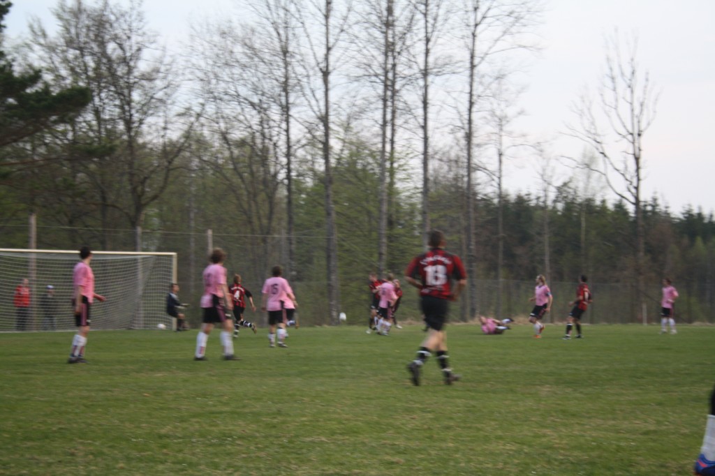 Bollen på väg mot mål