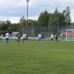 Hasslös målvakt gör en superräddning på Salles frispark