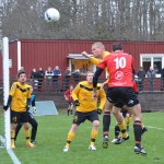 Jens försöker nicka in bollen