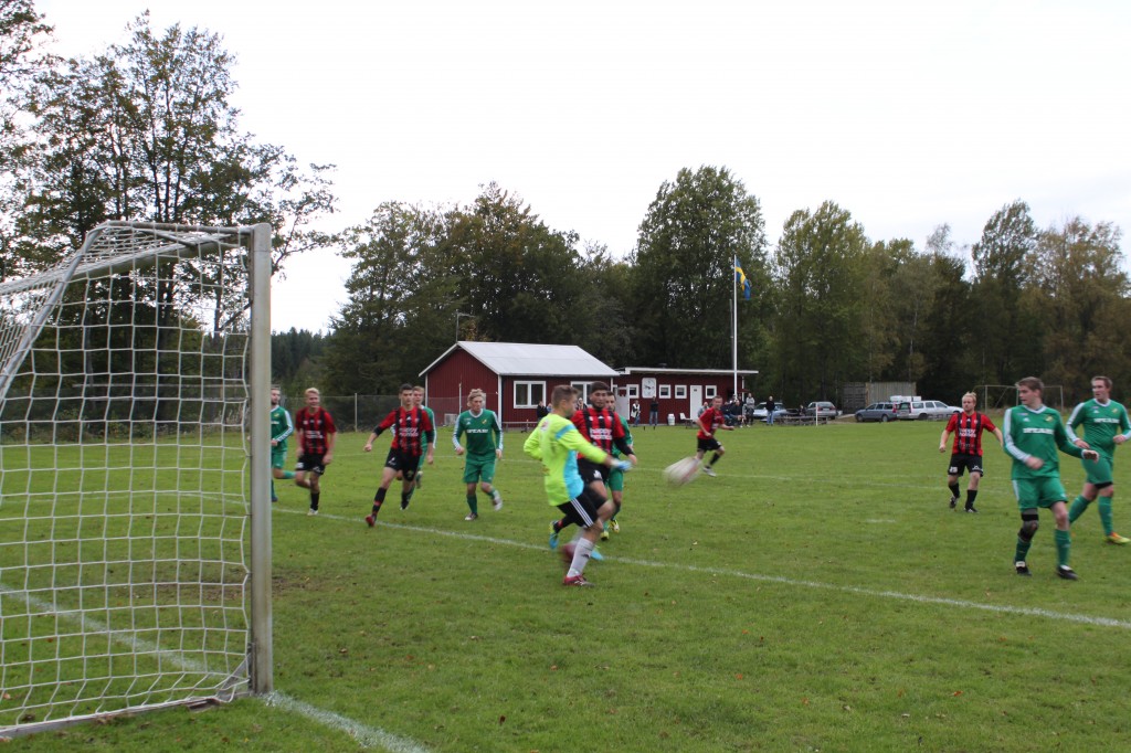 Bollen på väg ut till Pontus Svanhall som trycker in den i nättaket
