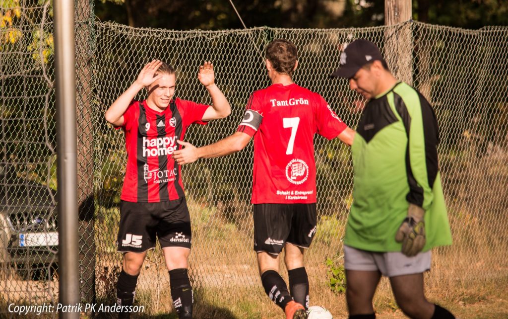 Jacob gratuleras av 'Degen' efter sitt 3-0-mål